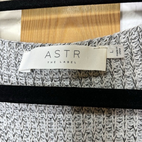 ASTR The Label Size Large Wrap Front Sweater Gray Heather Long Sleeve Light EUC - Picture 4 of 8